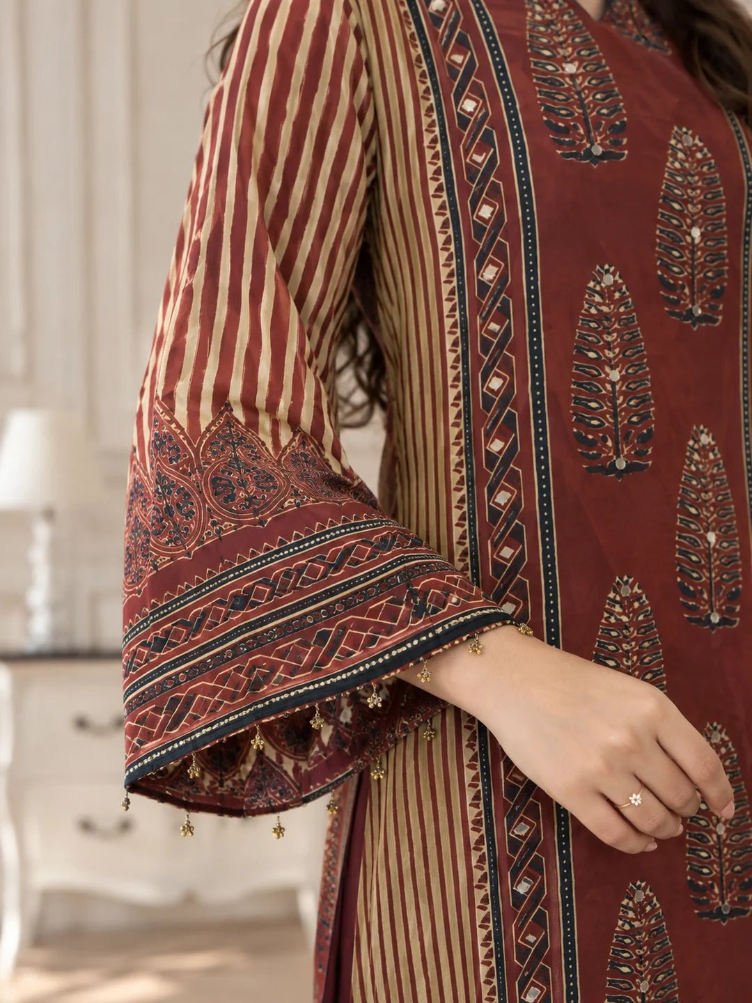 Dailyfab Maroon & Beige High-Low Mirror Embellished Patch Print Co-ord Set in Crepe - Image 4